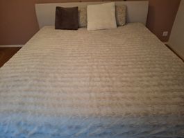 Flauschige Tagesdecke / Überwurf fürs Bett, neuwertig!