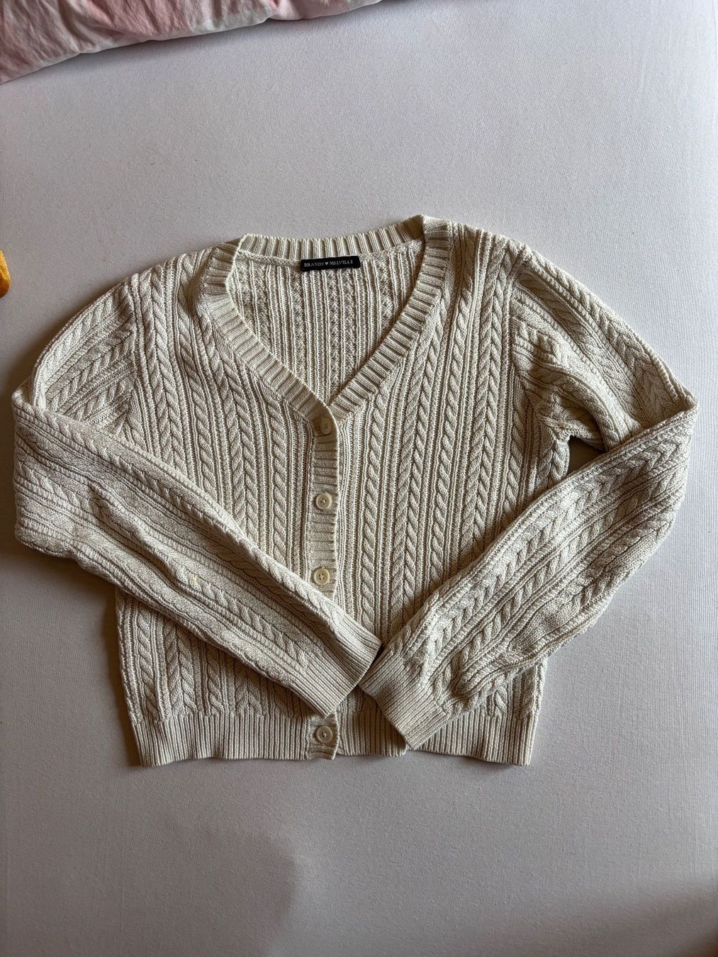 Brandy Melville Pulls et sweat-shirts: Weisses Strickjäckchen – D'occasion à Luzern par julopaji