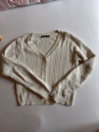 Weisses Strickjäckchen