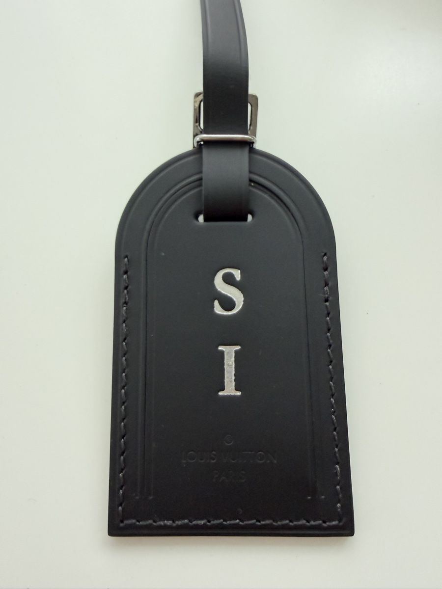 Louis Vuitton Borse: Louis Vuitton Black Leather Luggage Tag with "SI" Monogram – Nuovo (secondo la descrizione) da Dietikon venduto da ale_x8y7 1