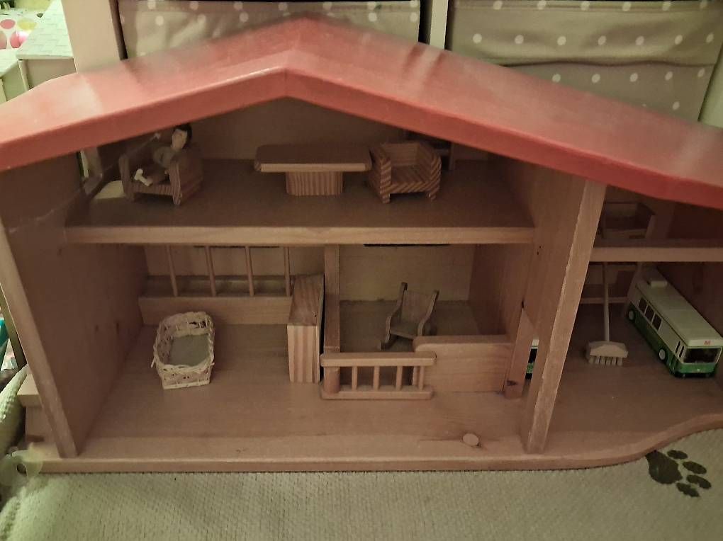 Maisons & Meubles de poupées: Stall mit Puppenhaus Möbel – D'occasion à Wangen ZH par oky-doky