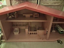 Stall mit Puppenhaus Möbel