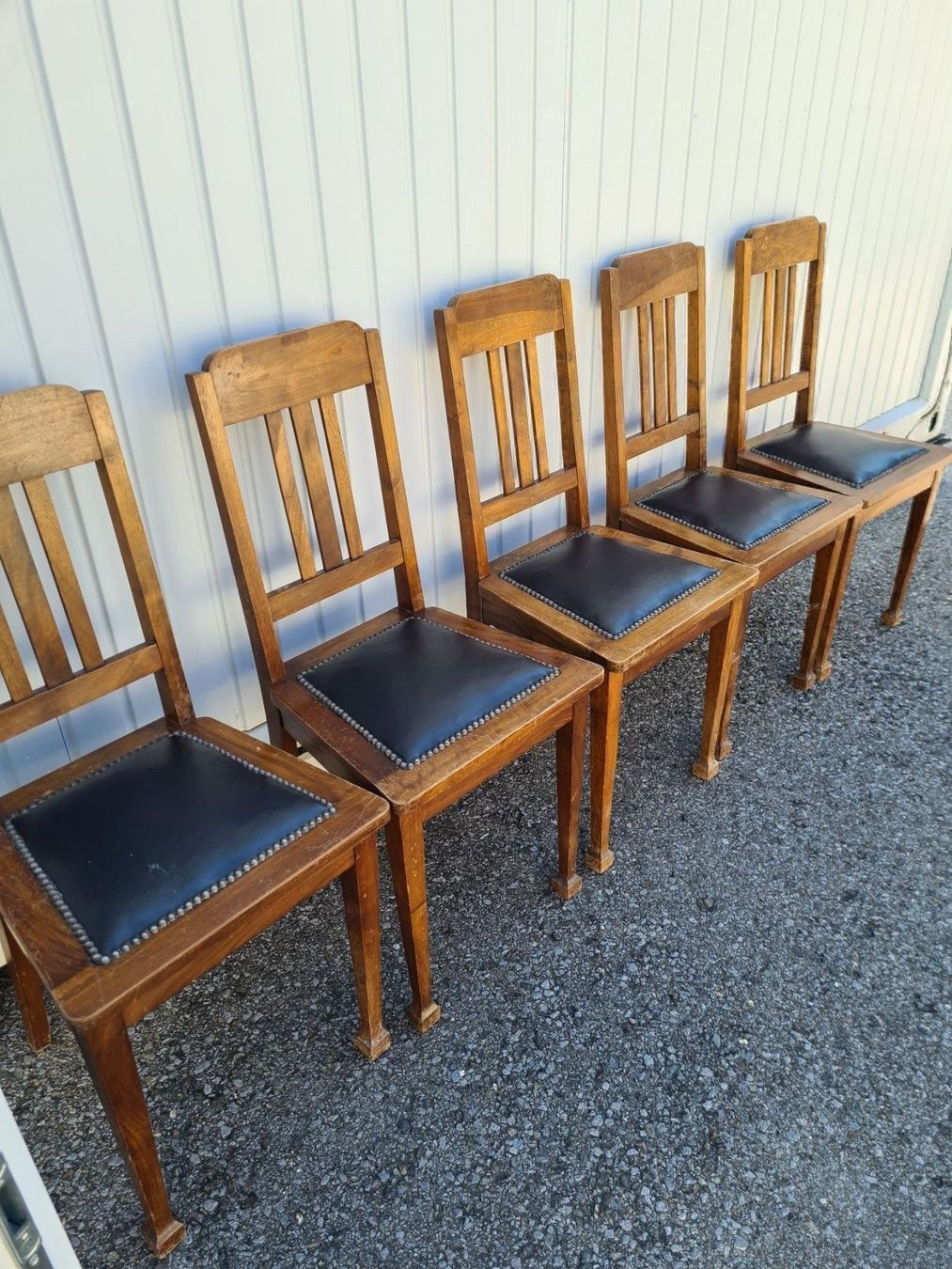 Stühle: 5 chaises en cuir – Gebraucht aus Monthey von 187-zeroo 2