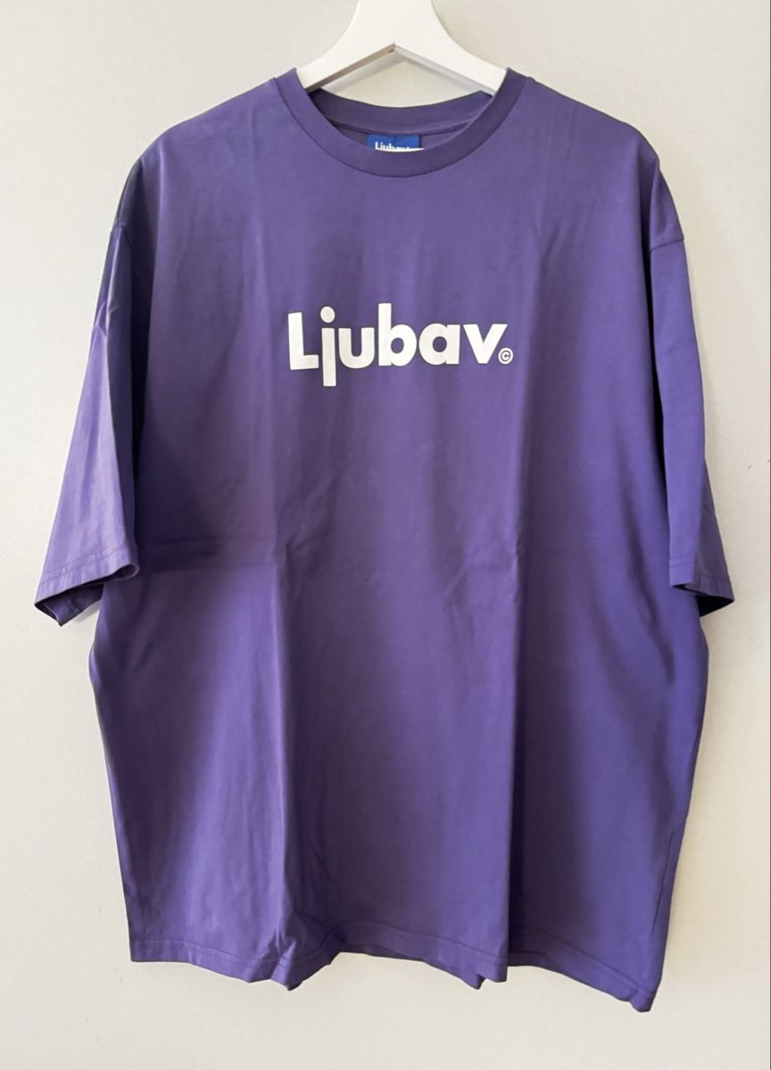 T-shirt: Ljubav T-Shirt Violett – Nuovo (secondo la descrizione) da Luzern venduto da Leaaa