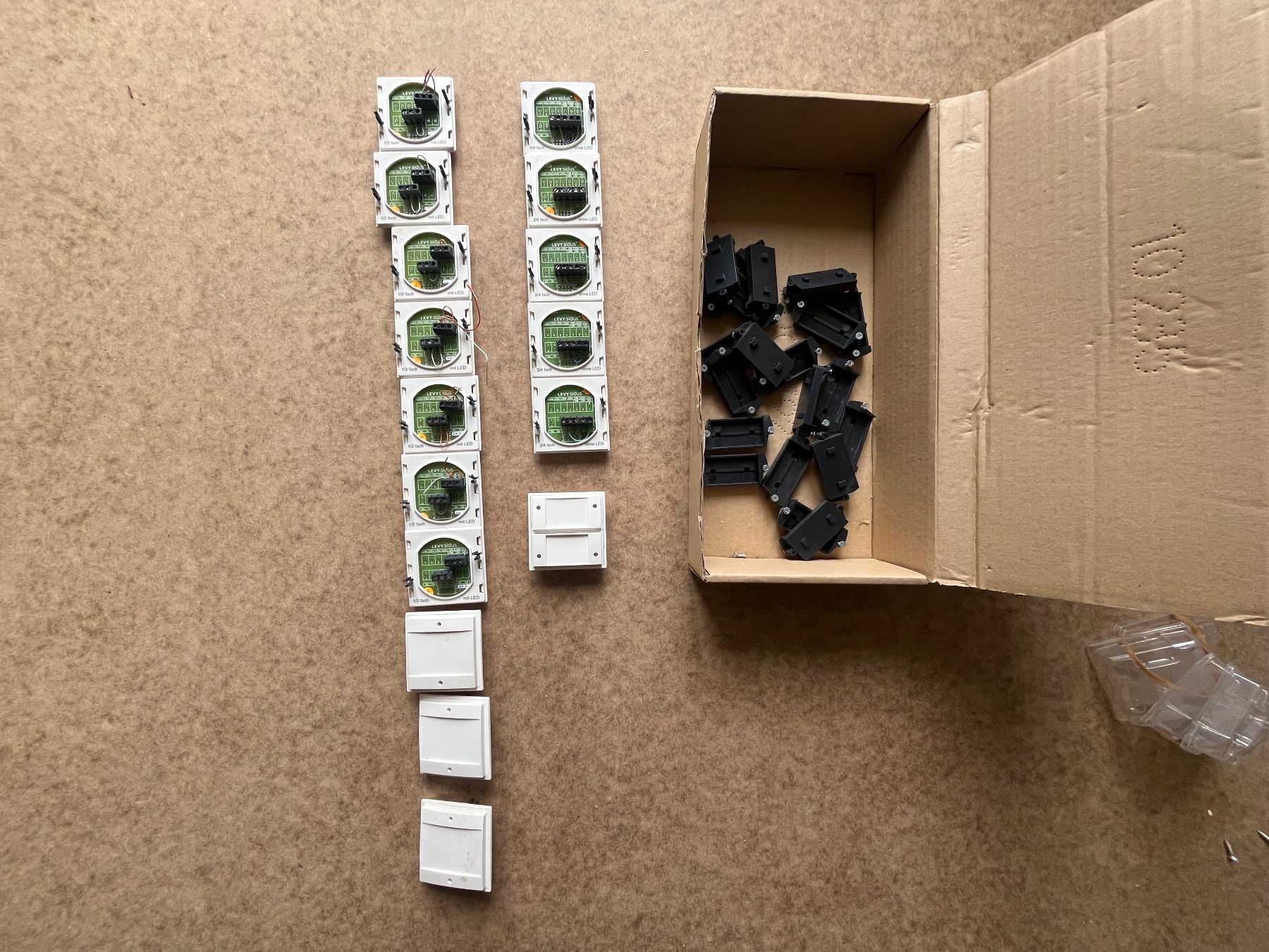 Interruttori: LEVY Sidus Taster/Schalter, m.u.o. LED, 1/2 u. 2/4fach, ABB – Usato da Netstal venduto da spaltflo01 1