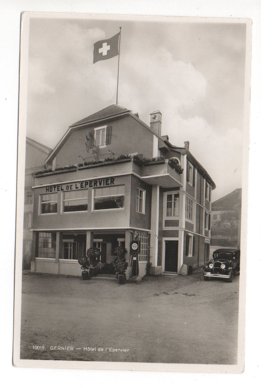 Ansichtskarten: CERNIER Hotel de l'Epervier - Oldtimer Auto, Tanksäule – Neu (gemäss Beschreibung) aus Jona von philajona