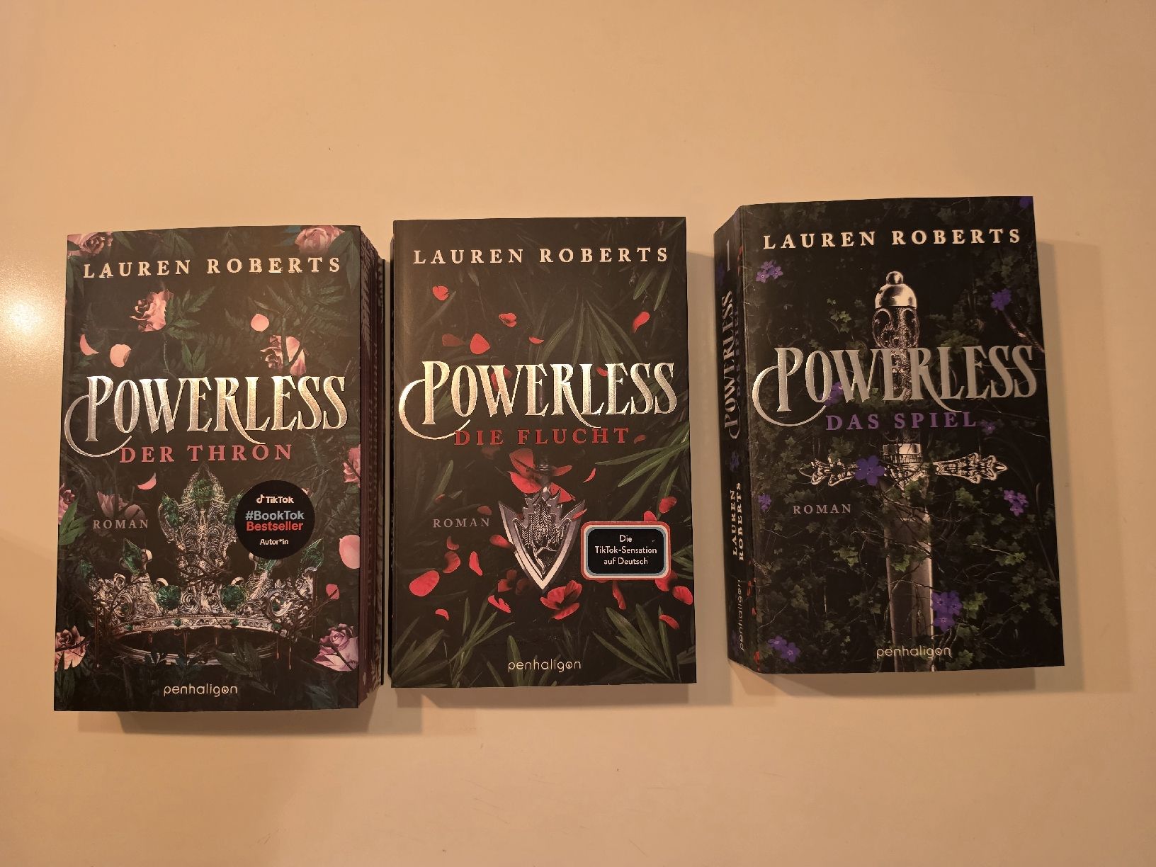 Libri: Powerless - Lauren Roberts – Usato da Dübendorf venduto da Power46