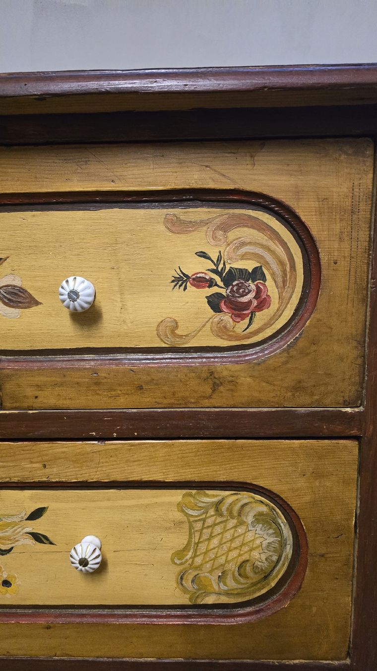 Cassettiere: Rustikale Kommode mit Blumenmalerei und drei Schubladen – Usato da Widnau venduto da Smanitu 2