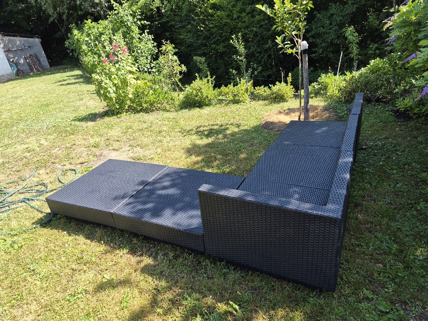 Beliani Sofas: Salon de jardin modulable en polyrotin noir - 5 éléments – D'occasion à Trélex par Christobald