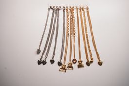 Konvolut Armbänder mit Anhängern – Herzen & Kamm