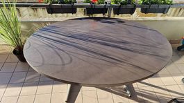 Massiver Gartentisch
