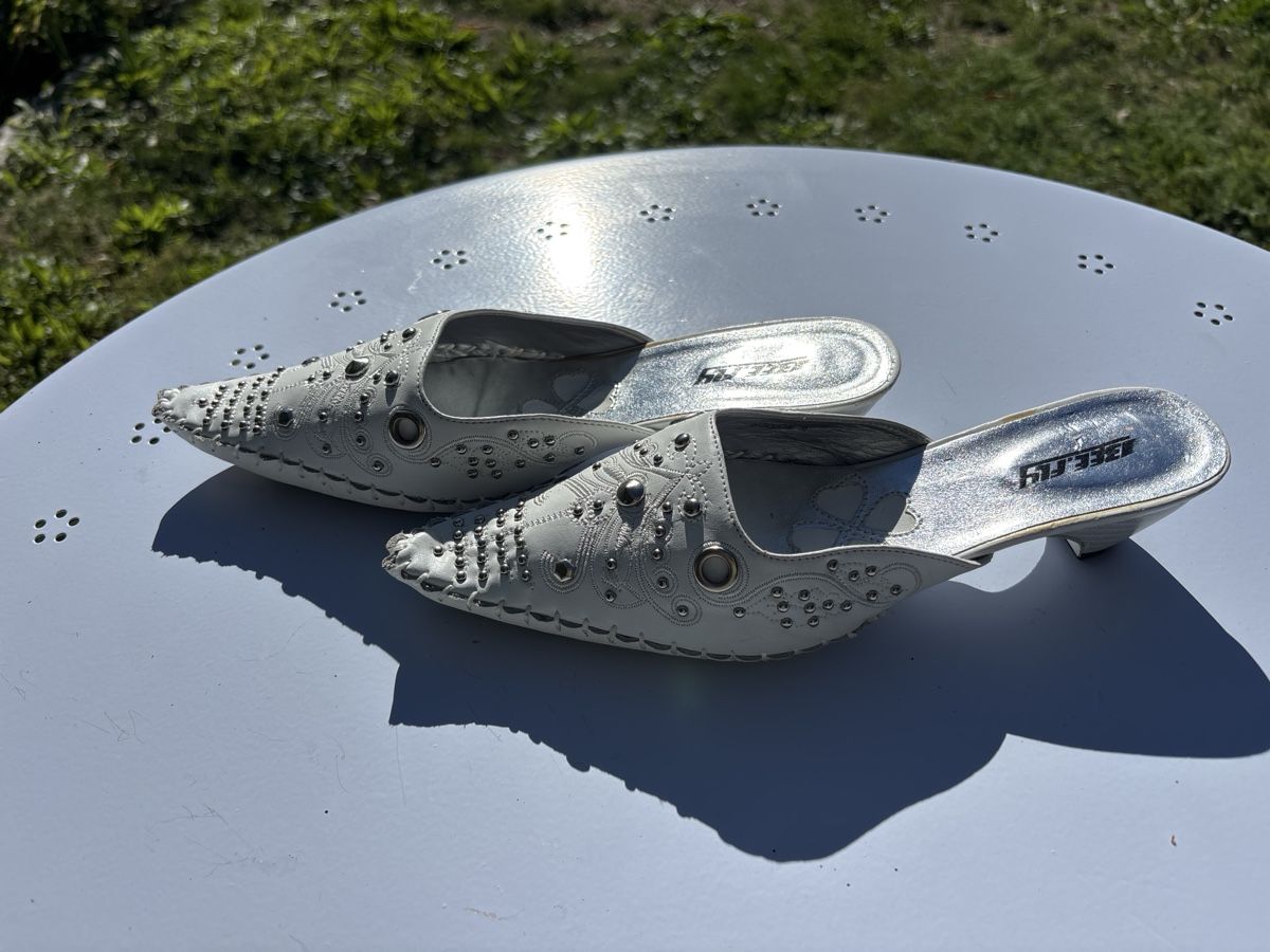 Scarpe da donna: Mules Bee Fly blanches avec clous pointure 38  – Usato da Bionnens venduto da raq_yx29 2