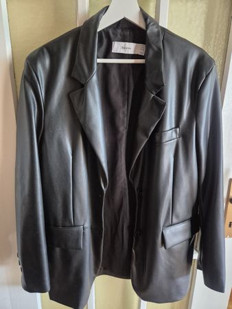 Blazer noir Bershka et blazer beige H&M