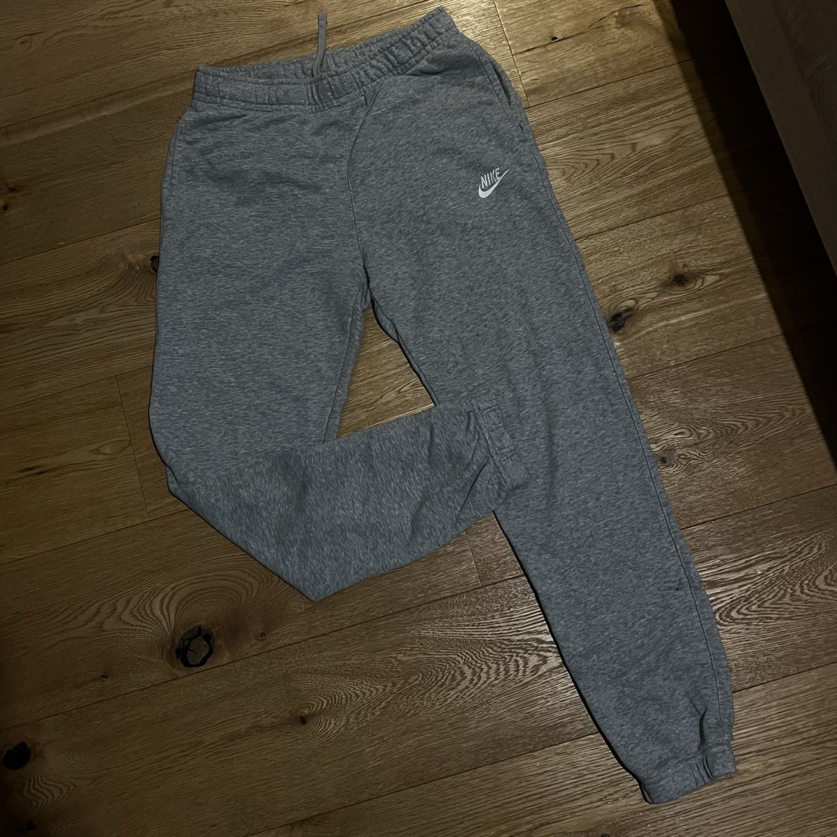 Nike Pantaloni: Nike Jogginghose Grau – Usato da Chur venduto da noe_mh8b