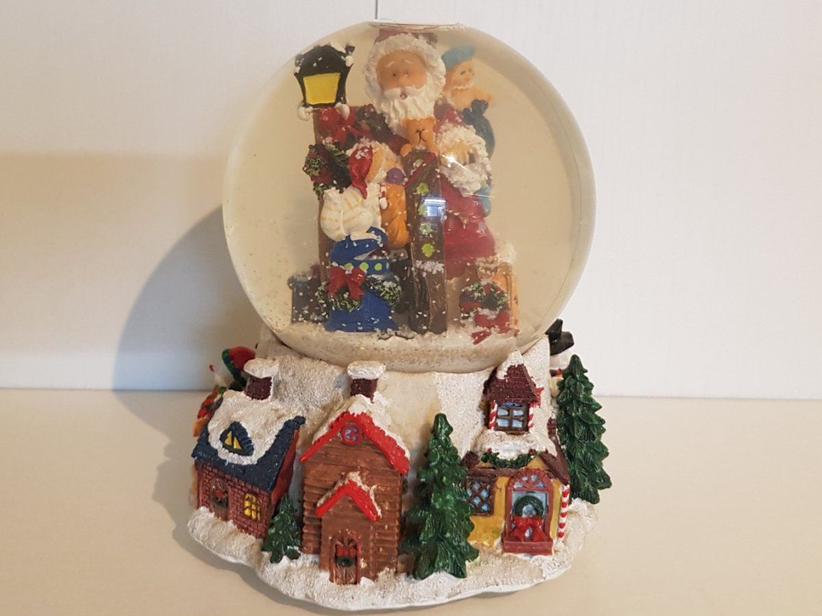Alle Dekorationen: Aufziehbare Weihnachts Schneekugel. – Gebraucht aus Münchenstein von tsp01