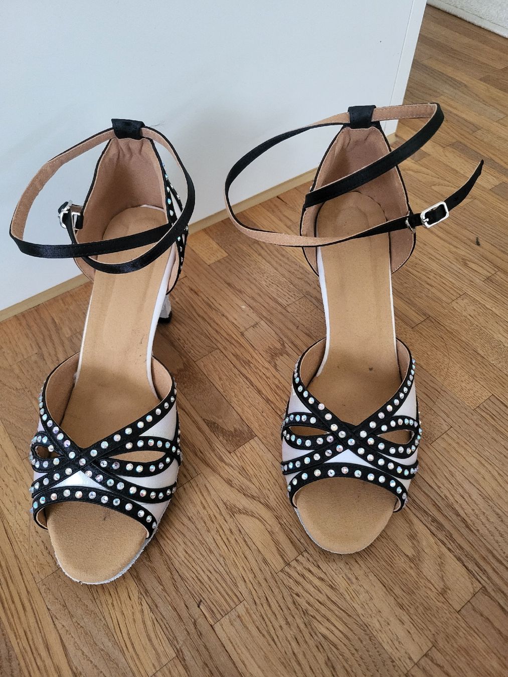 Scarpe da donna: Neue Latin Tanzschuhe Gr. 42 – Nuovo (secondo la descrizione) da Samstagern venduto da witschan 1