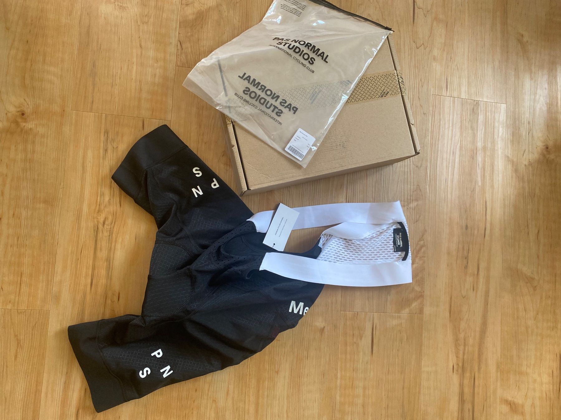 Pas Normal Studios Hosen: Pas Normal Studios Mechanism bib shorts small schwarz – Neu (gemäss Beschreibung) aus Appenzell von classiccyclingkits