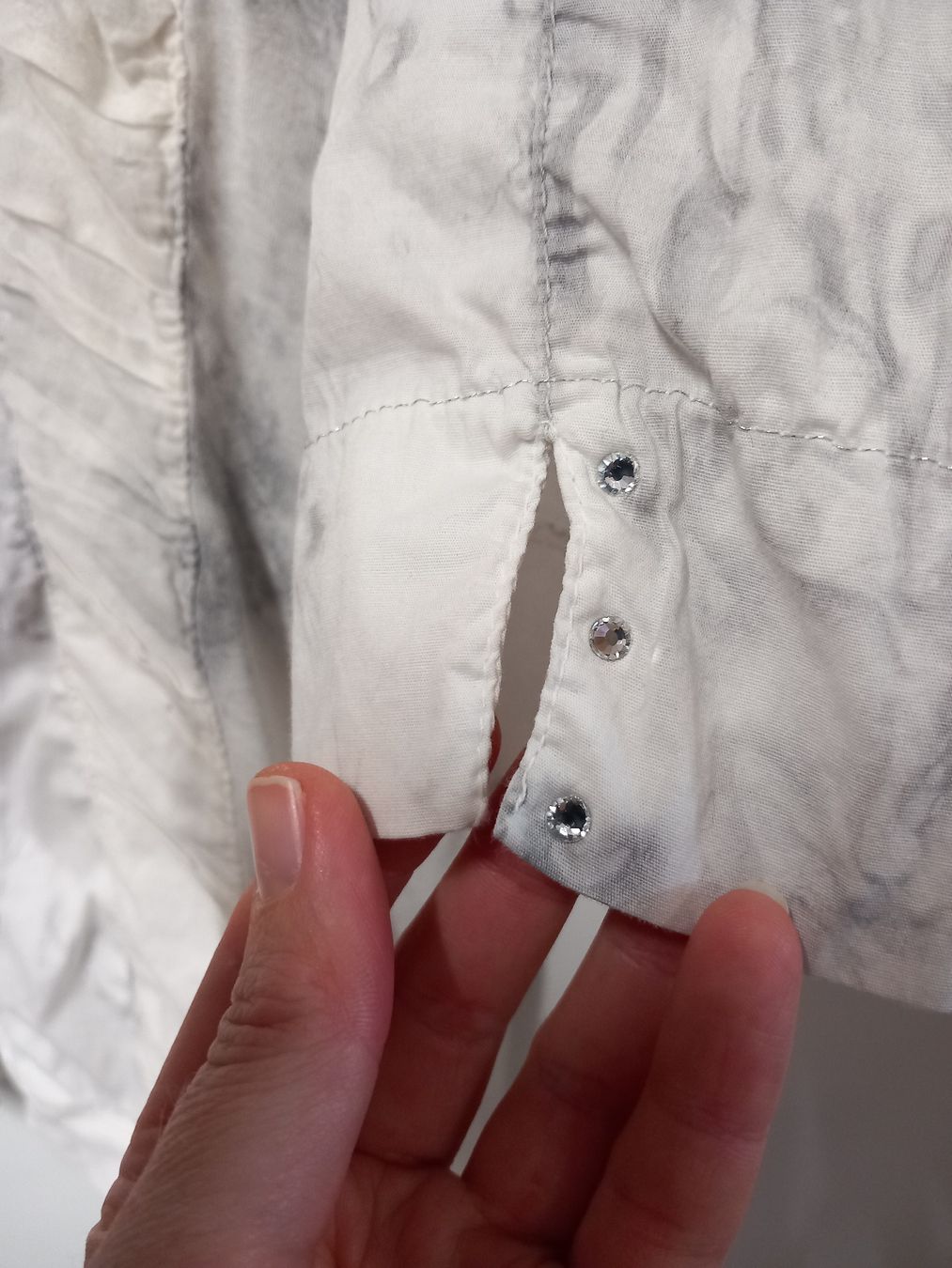 Camicette: Bottega Bluse Gr.S/M hellgrau, Strass – Usato da Gwatt (Thun) venduto da umwelt-brocki 3