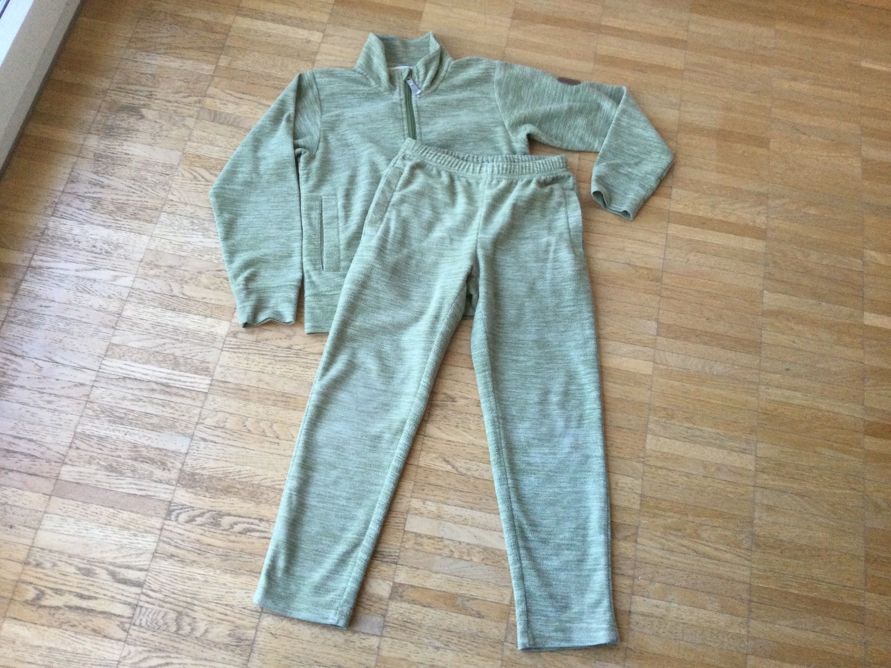 Lotti & Set di vestiti: Fleece Anzug Lassie Mädchen, Gr 128 – Usato da Zürich venduto da VorlonShadow