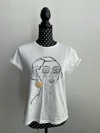 T Shirt Frau mit Ohrring