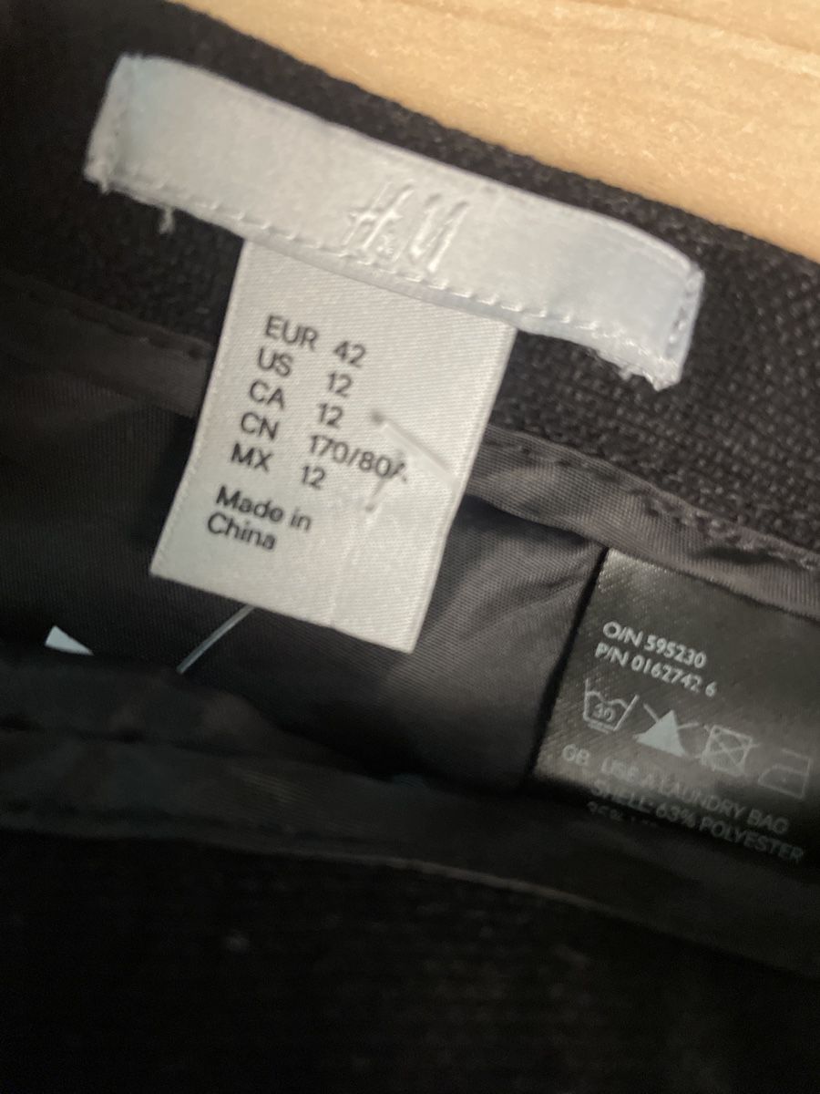 H&M Jupes: Schwarzer H&M Jupe Gr.42 – D'occasion à Obergerlafingen par cabo4 2