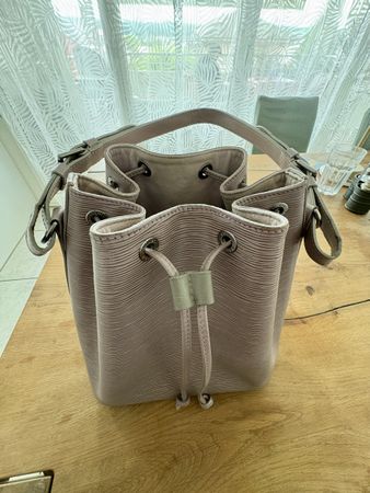 Louis Vuitton Epi Lilac Beuteltasche