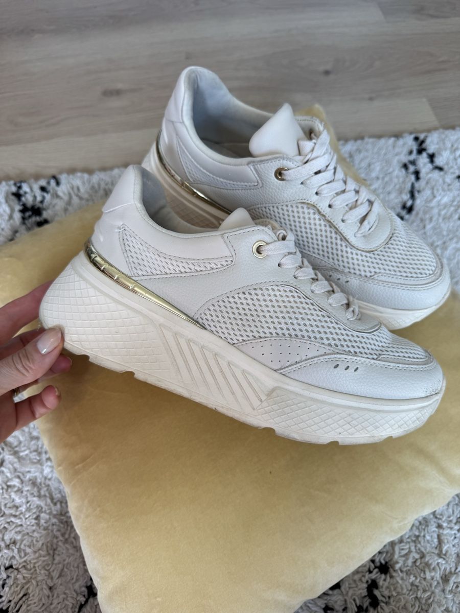 Zara Chaussures femmes: Zara Sneaker Grösse 38 – D'occasion à Buchs ZH par crazyhandbaggirl123