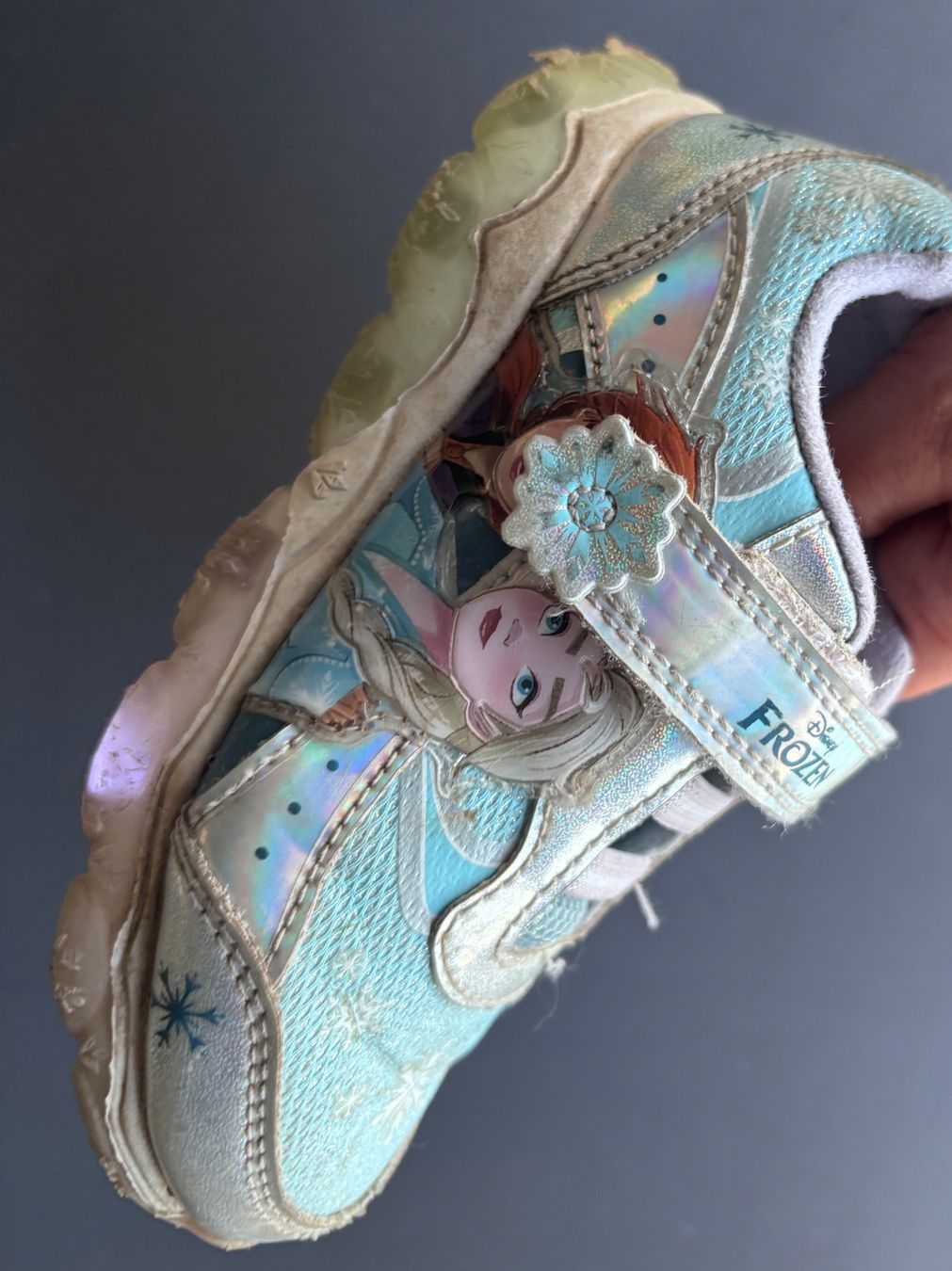 Scarpe per ragazze: Frozen Blinkende Sneaker Gr 27 – Usato da Brugg AG venduto da tsannen