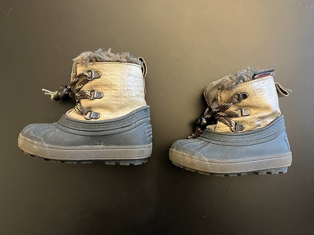 Scarpe per ragazzi: Bottes de neige isolées  – Usato da Vandoeuvres venduto da ann_lq5h 2