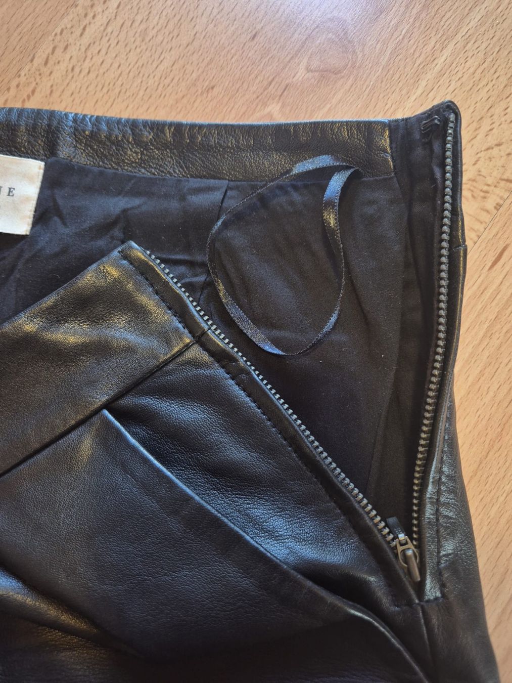 Sezane Pantalons: Short en cuir noir Sézane, taille 36 – D'occasion à Épalinges par lola_vp_99 3