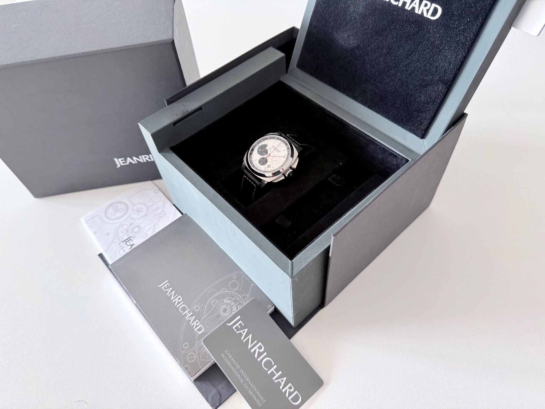JeanRichard Orologi: DANIEL JEANRICHARD Rare Chronoscope "Panda", SRP Fr. 9300.- – Nuovo e nell'imballaggio originale da Le Mont-sur-Lausanne venduto da LycaGallery 9