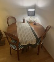Tisch mit vier Stühlen