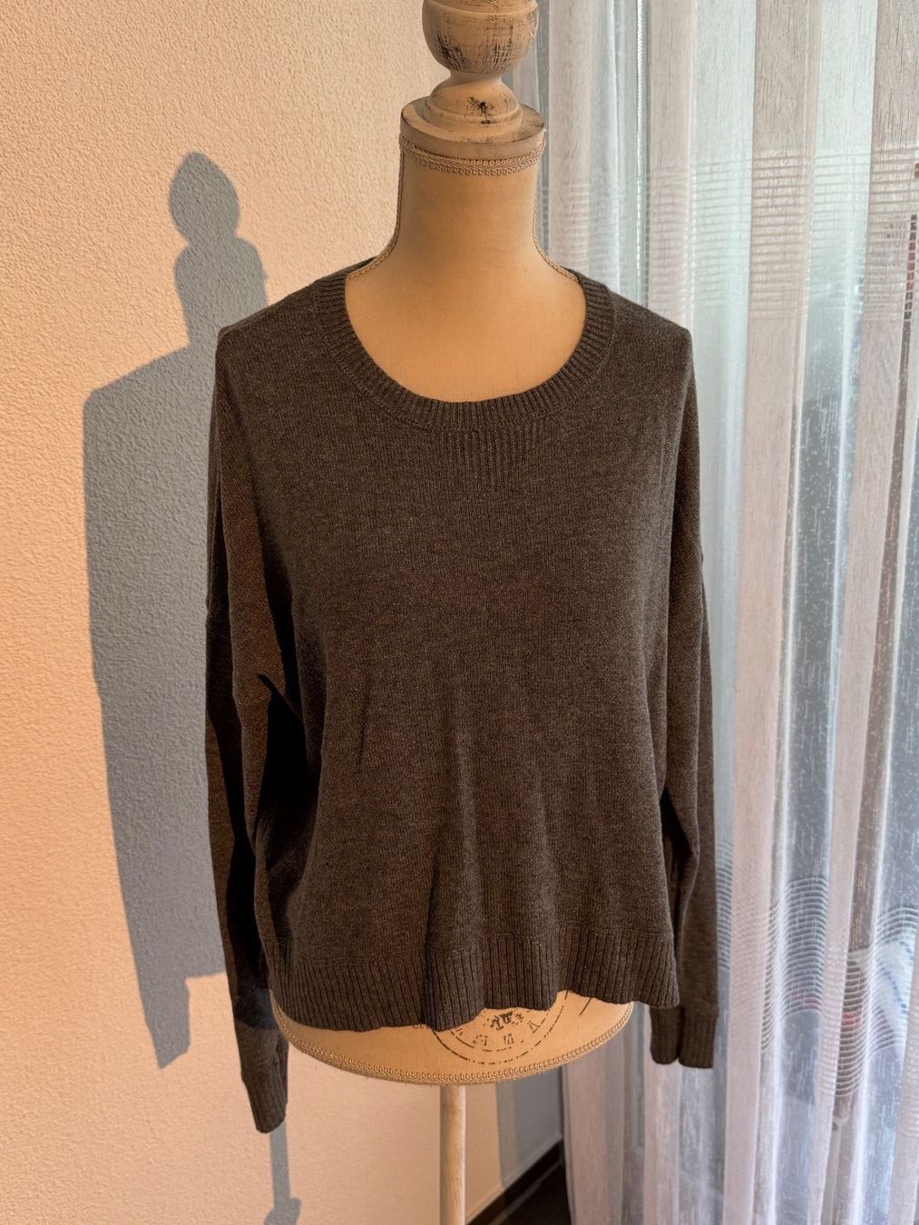 H&M Pullover & Sweatshirts: Schöner Pullover, grau, ca. Grösse M, Top Zustand! – Gebraucht aus Zug von azr_gst2