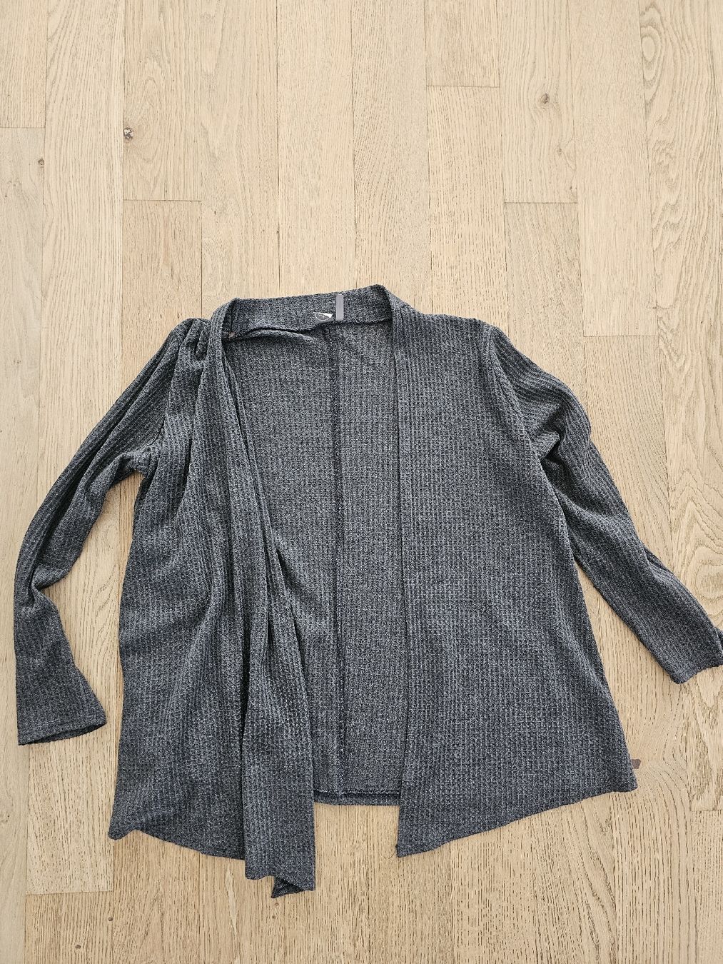 Jacken: Paper Crane Strickjacke, Gr. S, Anthrazit - Herbst Must Have – Gebraucht aus Birmensdorf ZH von LucaToni02