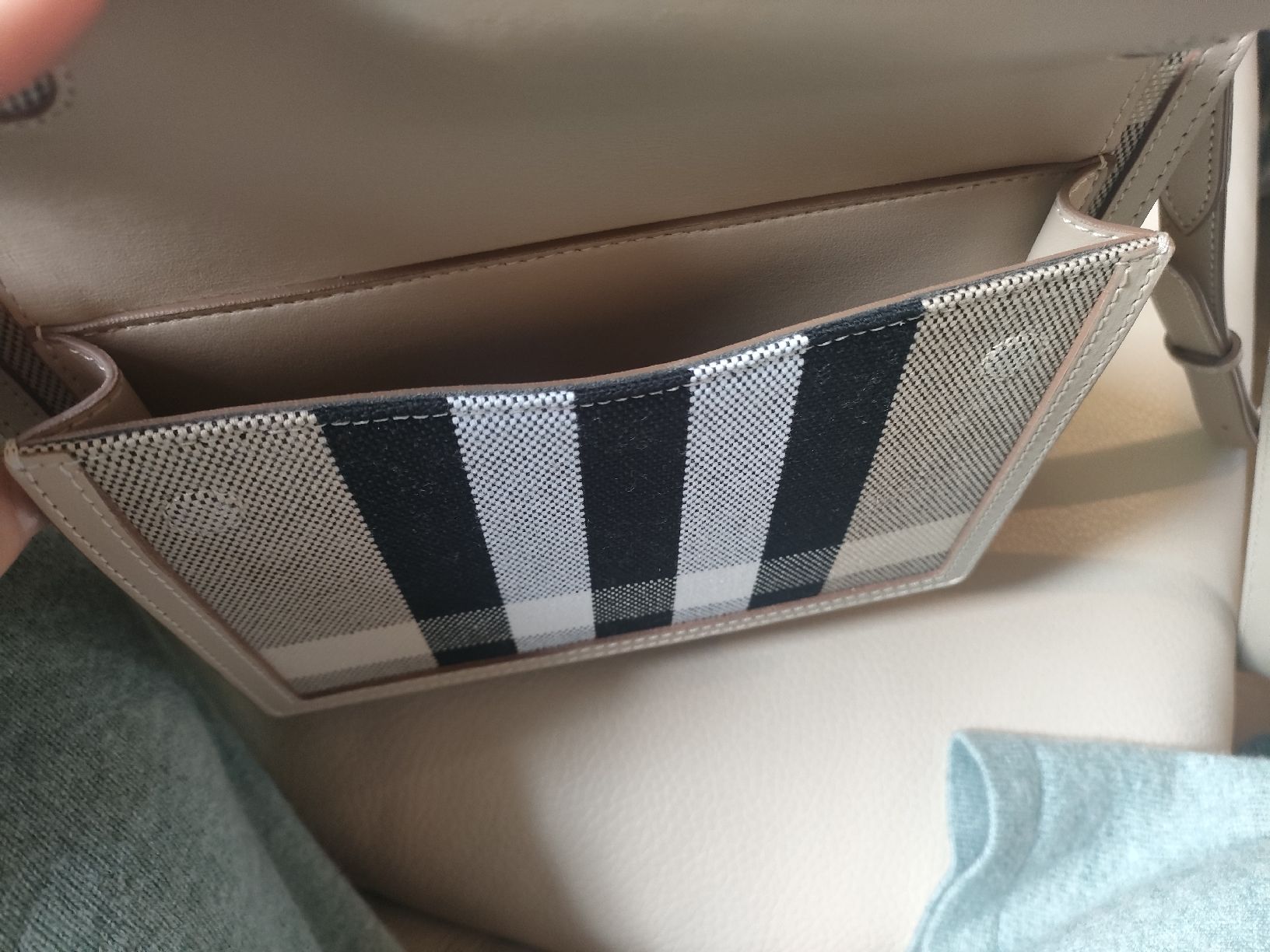 Burberry Borse da donna: Schicke Burberry Tasche, neuwertig – Nuovo (secondo la descrizione) da Wil SG venduto da Peachy 3