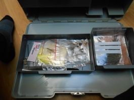 Fischerei Koffer mit viel Zubehör zum Fliegen binden