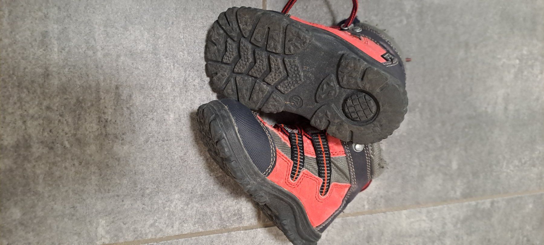 Chaussures garçon: Stabile Kinderschuhe, Grösse 20 – D'occasion à Wasen im Emmental par Cardmaster-Snowwhite 1