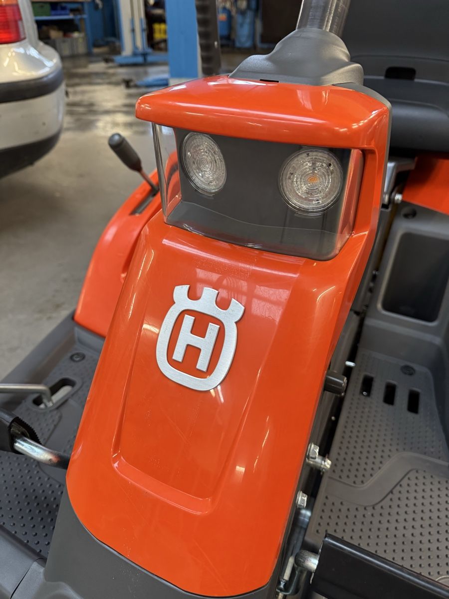 Husqvarna Tagliaerba: Husqvarna 216 AWD Allrad mit Scheeschild – Usato da Brügg BE venduto da Guru73 6