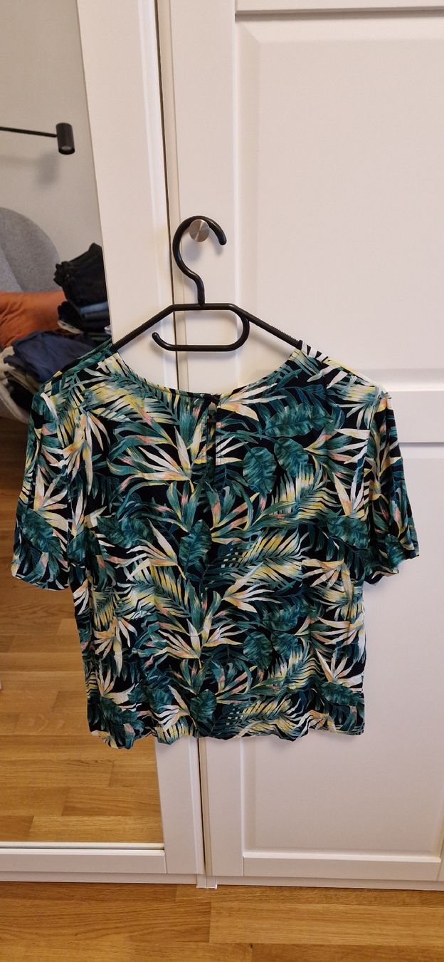Pieces Blusen: Pieces Bluse grün Blätter L Viskose – Gebraucht aus Zürich von c.line89 1