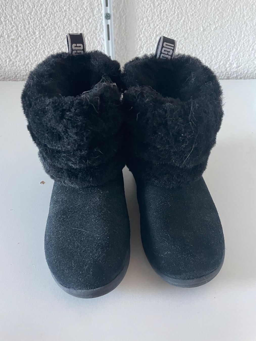Ugg Scarpe per ragazzi: Kinder Ugg Fluff Mini Quilted / EU 26 – Nuovo (secondo la descrizione) da kloten venduto da Teomondoscrofolo