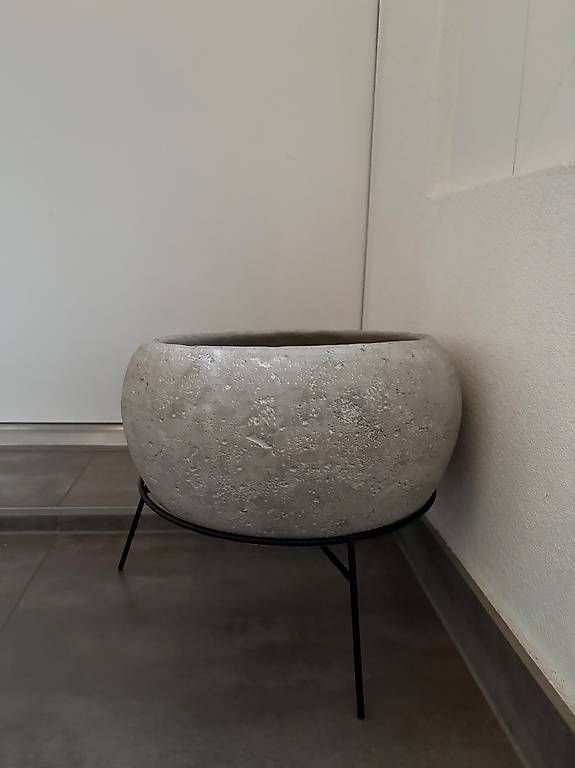 Blumentöpfe: Cache-pot ciment – Gebraucht aus Conthey von carina.pereira 2