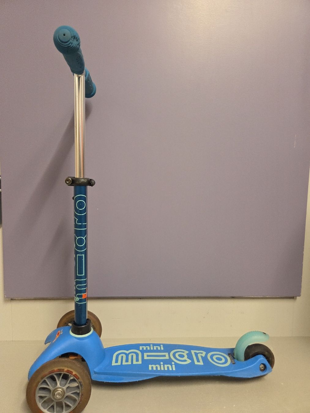 Micro Kickboard: Micro Mini Scooter - Blau – Usato da St. Gallen venduto da _mi_
