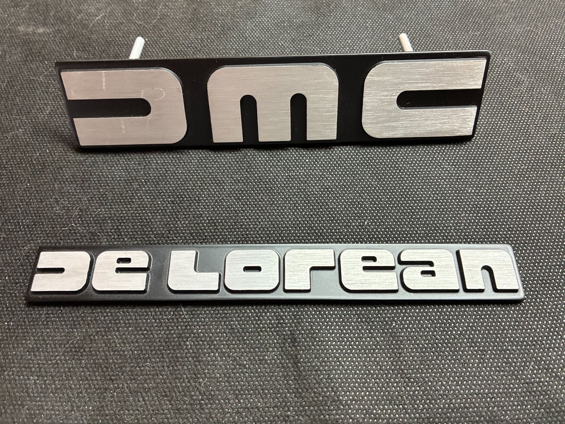 Tutti pezzi di ricambio auto: Emblème original DMC DeLorean kit – Nuovo (secondo la descrizione) da Vaulruz venduto da The1971Company