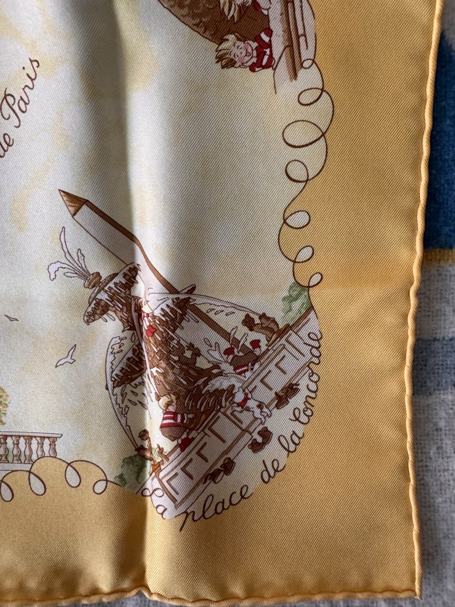 Hermès Foulard & Sciarpe: Hermès gavroche neuf 31x31 cm Les Triplés – Nuovo (secondo la descrizione) da Genève venduto da HappyLifestyle 3