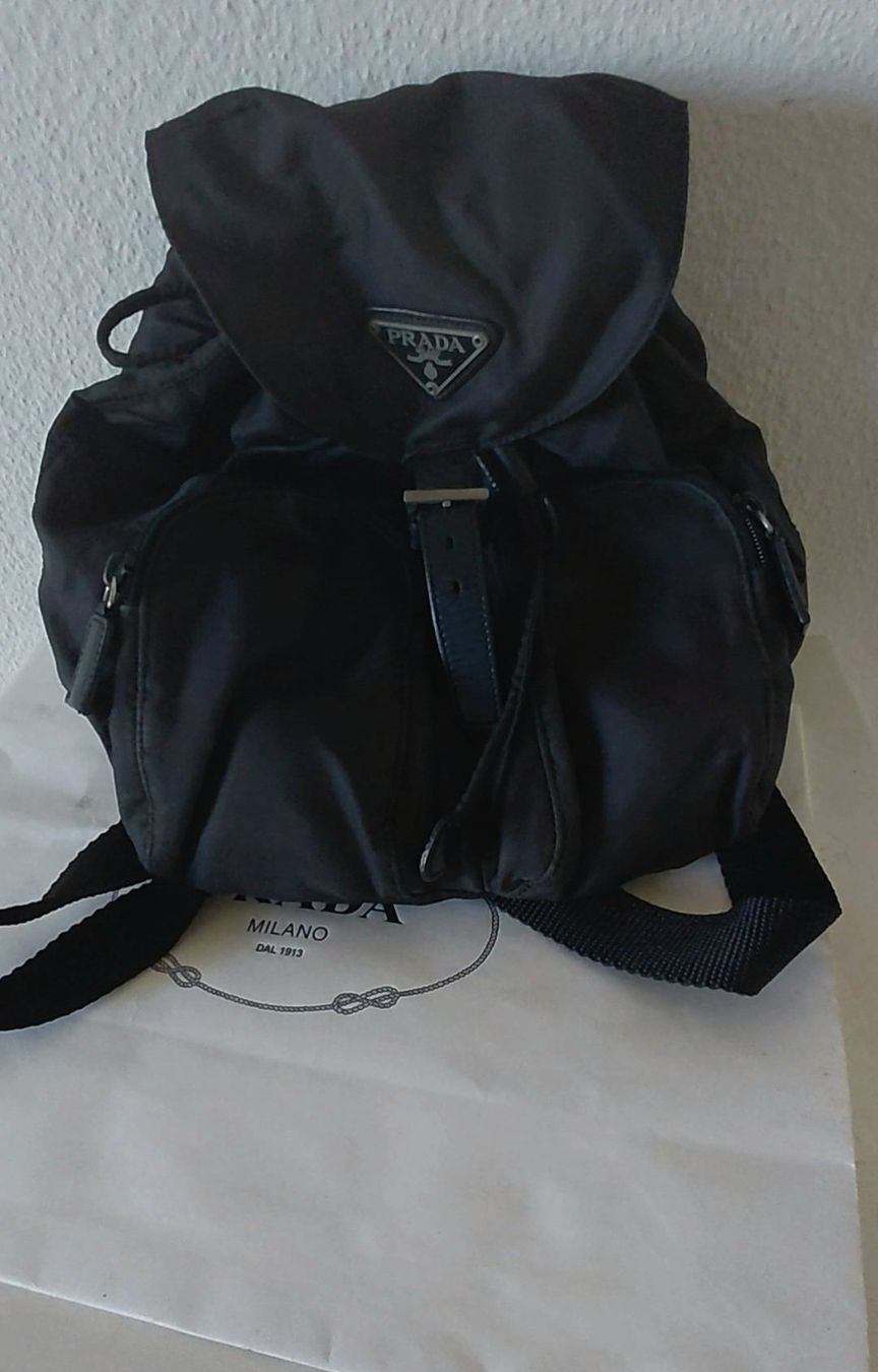 Prada Zaini: Prada Mini Rucksack Schwarz Nylon – Usato da Horgen venduto da zur_jq85 9