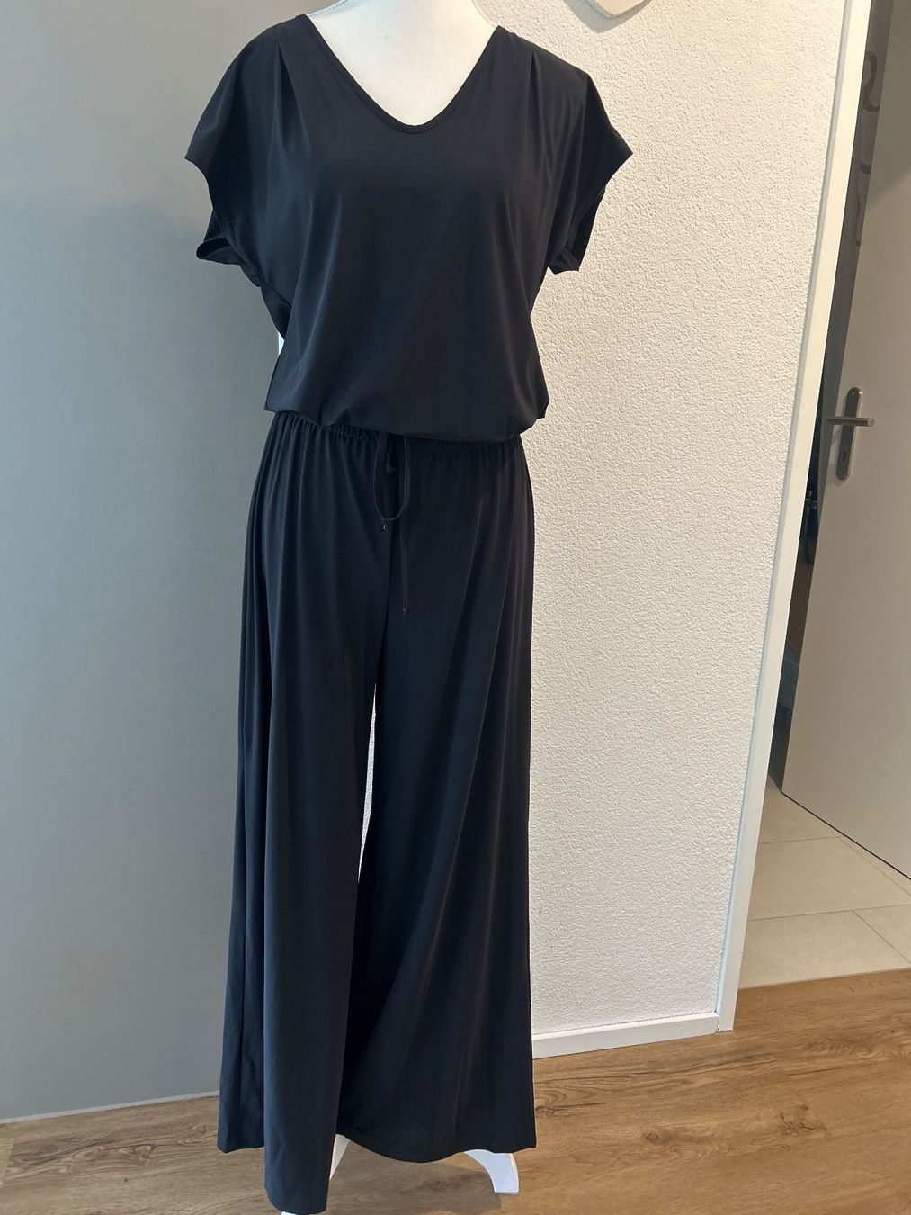 Raffaello Rossi Tute: Jumpsuit  schwarz von Raffaello Rossi – Usato da Brunnen venduto da Nala2929 1