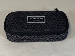 Dakine School Case XL – geräumiges Schuletui, schwarz/grau