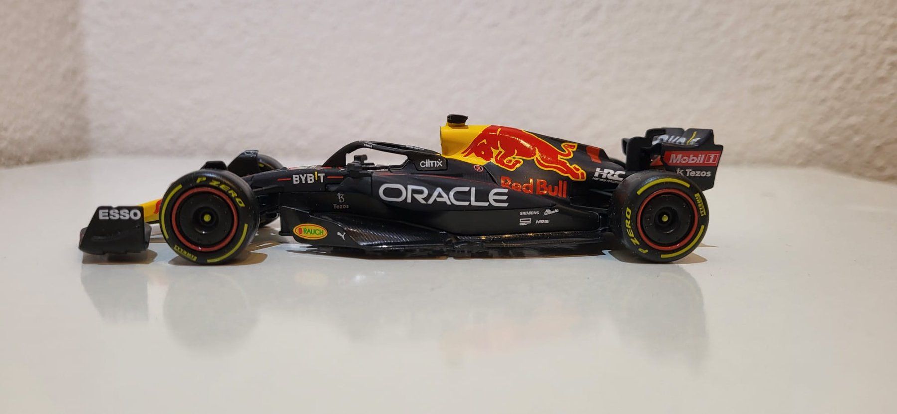 Bburago Modellautos: Formel 1          Redbull und Ferrari    1/43 – Neu (gemäss Beschreibung) aus Bottenwil von Toyscout 1