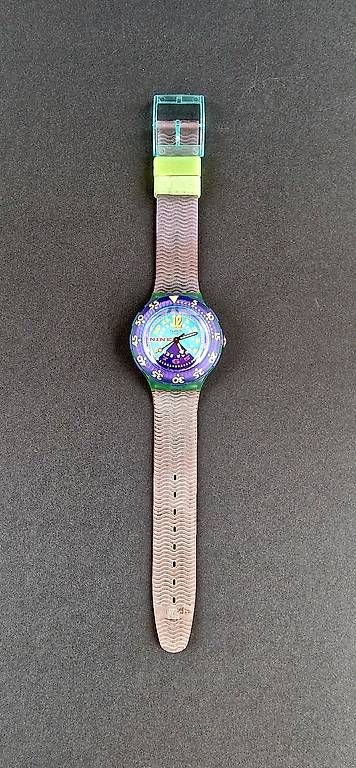 Montres: Swatch Scuba 200 Bermuda Triangle SDN106 – D'occasion à Bassersdorf par Zwoebschi