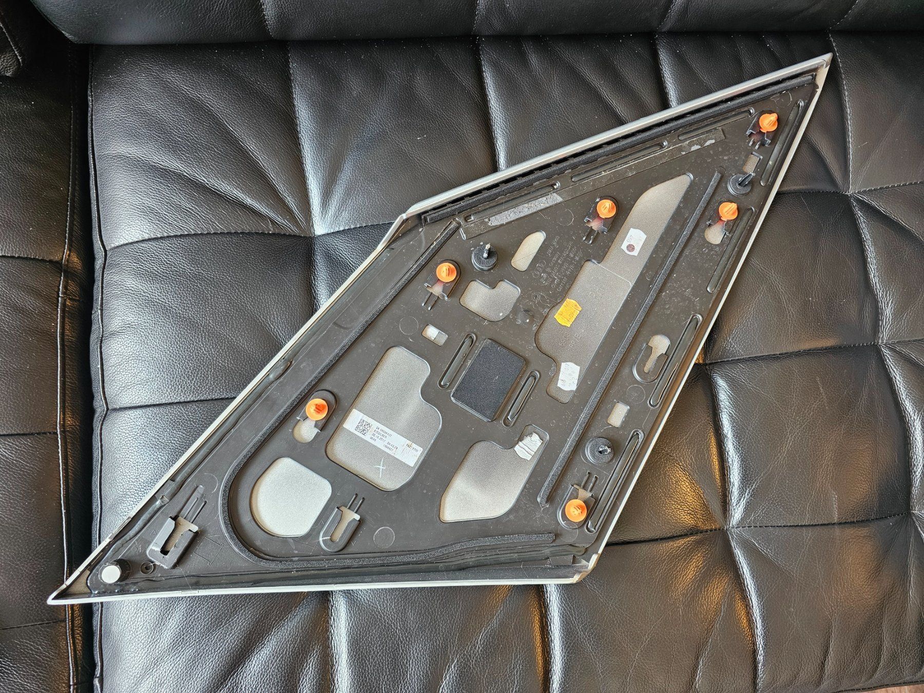 Controller: 2 Stücke Audi Q2 - Seitenpanel in silber – Usato da Ottenbach venduto da TimelessEmotions. 2